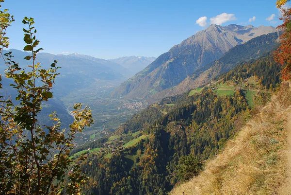 Panorama görünüm vadiler ve dağlar (Texel grubu) İtalyan Alpleri'nde ayakta Hans-Frieden-Felsenweg (Meran, South Tyrol, İtalya)