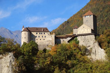 (Kule) tut Tirolo, South Tyrol, İtalya Tyrol Kalesi'nin. Tyrol kale Güney Tirol Müzesi kültür ve il geçmiş ev sahipliği