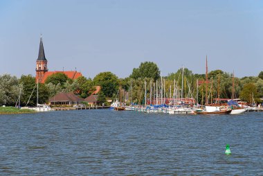 Liman ve kilise Wustrow. Wustrow Mecklenburg-Vorpommern, Fischland, Almanya Baltık Denizi sahilinde iline bağlı