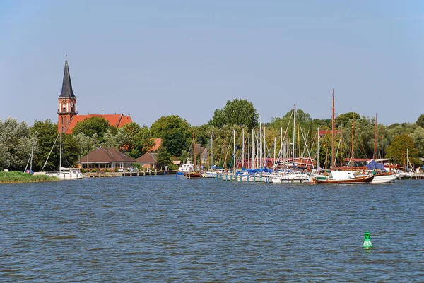 Liman ve kilise Wustrow. Wustrow Mecklenburg-Vorpommern, Fischland, Almanya Baltık Denizi sahilinde iline bağlı