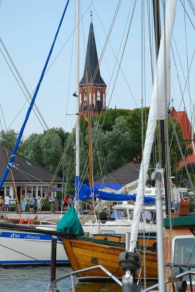 Wustrow 的港口和教堂 Wustrow 是德国菲斯奇兰梅克伦堡 沃波默恩波罗的海沿岸的一个市镇 — 图库照片