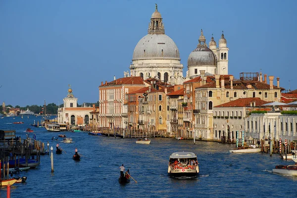 Uitzicht op het Canal Grande in Venetië, Italië, vanaf de Academia Bridge — Stockfoto