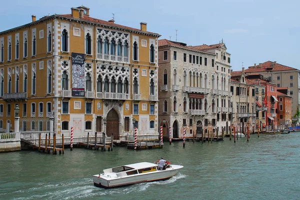 Blick auf den Canal Grande in Venedig, Italien, von der Akademiebrücke — Stockfoto