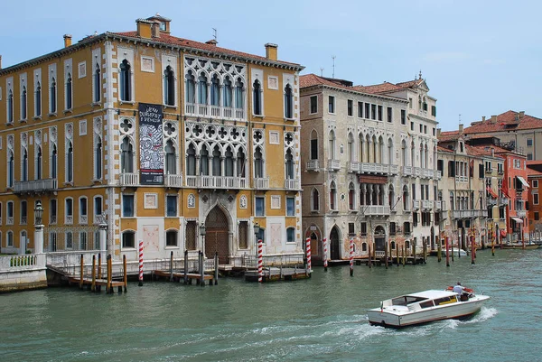 Blick auf den Canal Grande in Venedig, Italien, von der Akademiebrücke — Stockfoto