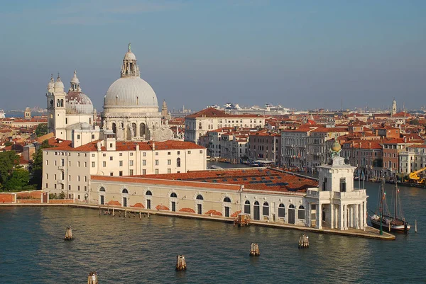 Venedig, Italien: basilica di santa maria della salute und punta de dogana — Stockfoto