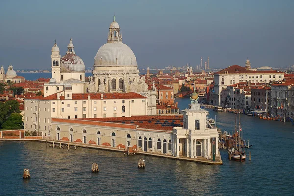 Venezia, Italia: Basilica di Santa Maria della Salute und Punta de Dogana — Foto Stock