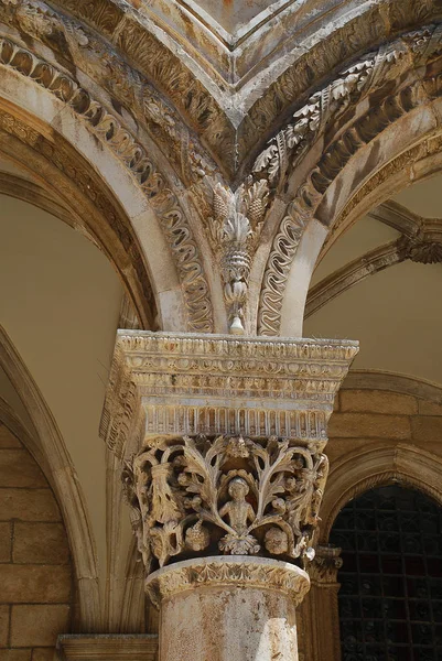 Pilares do Palácio do Reitor em Dubrovnik Croácia — Fotografia de Stock