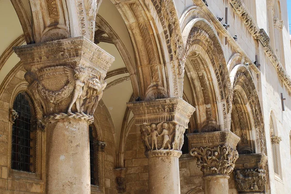 Pilares do Palácio do Reitor em Dubrovnik Croácia — Fotografia de Stock