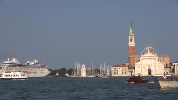 Uitzicht Een Grote Cruiseliner Die Door Het Canal Della Giudecca — Stockvideo