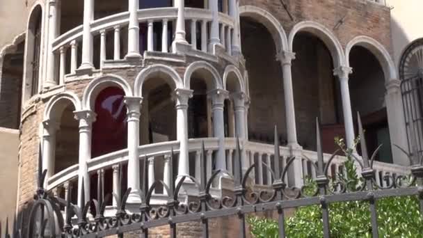 ヴェネツィア イタリア イタリアのコンタリーニ ボボロ宮殿は イタリアのヴェネツィアにある小さな宮殿で スカラ コンタリーニ ボボロとして知られる外部のマルチアーチらせん階段で最もよく知られています — ストック動画