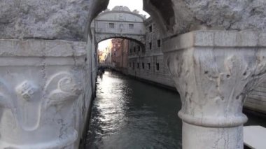 Venedik, İtalya dar kanal üzerinden, İç Çekirdeğ Köprüsü altında bir gezi turistler ile Gondol (Gerçek zamanlı)