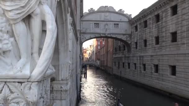 Upływ Czasu Ruchu Gondoli Turystami Wycieczkę Pod Mostem Westchnień Przez — Wideo stockowe
