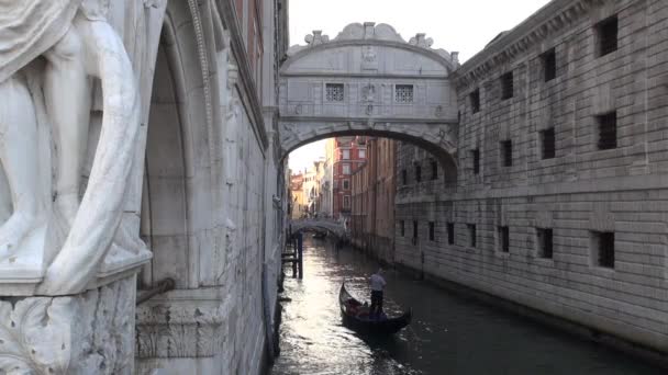 Гондолів Туристами Поїздці Під Мостом Зітхань Через Вузький Канал Венеції — стокове відео