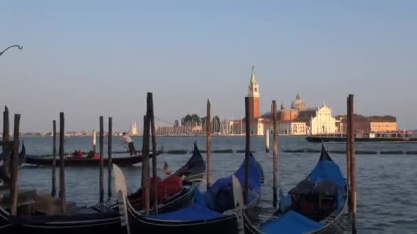 Veneza Itália Gôndolas Canal Giudecca Fundo Igreja Chiesa San Giorgio — Vídeo de Stock