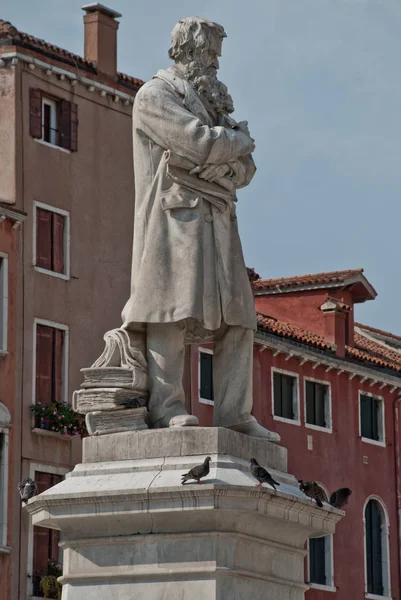 Estatua de Niccolo Tommaseo en Campo Santo Stefano, Venecia, Italia — Foto de Stock