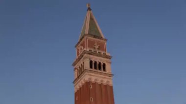 Piazza San Marco, Venedik'teki St Mark's Campanile (Campanile di San Marco) çan kulesi ile