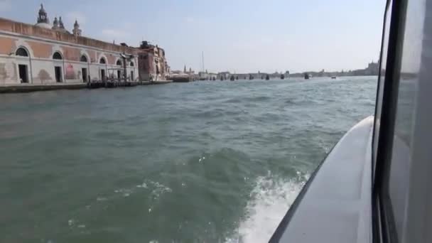 Velence Olaszország Hajóút Giudecca Csatornán Bal Oldalon Punta Della Dogana — Stock videók