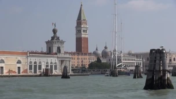 威尼斯全景地标 从圣马可广场 坎帕尼莱和杜卡莱或多吉宫 意大利 欧洲水域的景色 — 图库视频影像