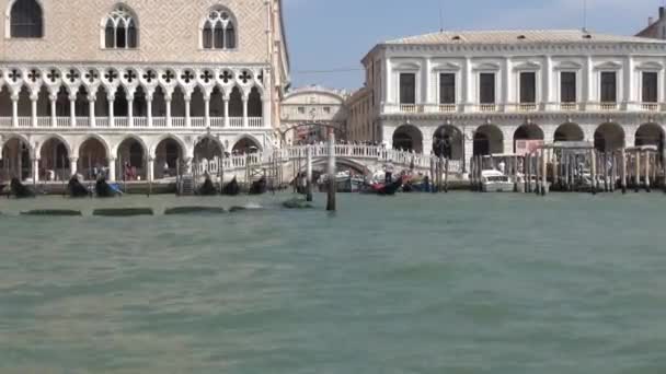 Brücke Ponte Della Paglia Dahinter Die Seufzerbrücke Über Einen Schmalen — Stockvideo