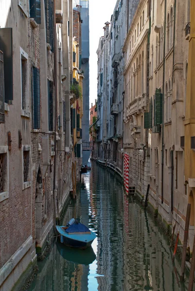Venecia, Italia: Canal estrecho con un pequeño barco en Venecia — Foto de Stock