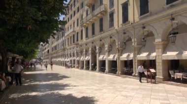 Arcaded teraslar ve şık kafeler, yakındaki Spianada Meydanı, Korfu-City (Yunanistan) ile Korfu Liston)