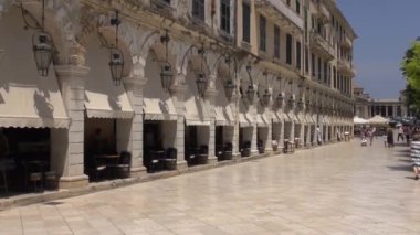 Arcaded teraslar ve şık kafeler, yakındaki Spianada Meydanı, Korfu-City (Yunanistan) ile Korfu Liston)