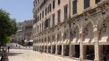 Arcaded teraslar ve şık kafeler, yakındaki Spianada Meydanı, Korfu-City (Yunanistan) ile Korfu Liston)