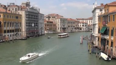 Venedik, İtalya'daki Grand Canal'ın Accademia Köprüsü'nden görünümü (zaman atlamalı)