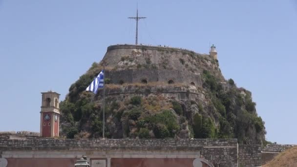ギリシャ国旗を持つコルフの古い要塞で放棄された時計塔 コルフの町 ギリシャ — ストック動画