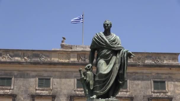 希腊科孚城 弗雷德里克 亚当爵士的雕像 位于圣迈克尔和圣乔治宫前 — 图库视频影像
