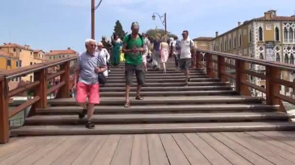 Zaman Atlamalı Venedik Accademia Köprüsü Nde Turistler Talya Accademia Köprüsü — Stok video