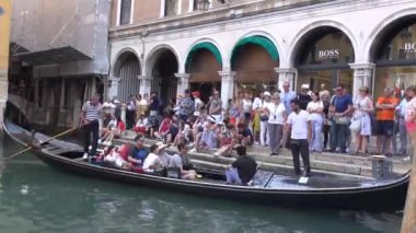 Zaman atlamalı: Turistler Piazza San Marco bir gondol içine tırmanmaya, Venedik, İtalya, Piazza San Marco yakın