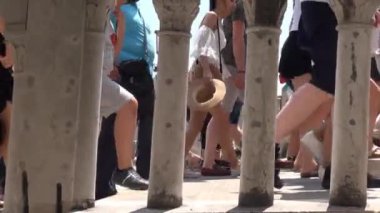 Ponte della Paglia üzerinde yürüyen kalabalık İç Çekler Köprüsü (Venedik, İtalya))