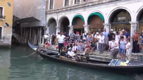 Time Lapse Turisti Salgono Gondola Piazza San Marco Venezia Vicino — Video Stock