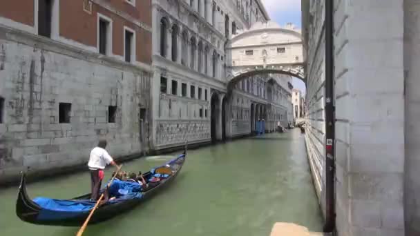 Gôndola Tradicional Famosa Ponte Dos Suspiros Veneza Itália — Vídeo de Stock