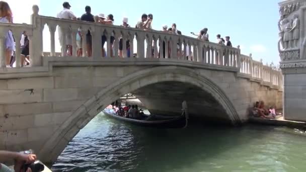 ヴェネツィア イタリアの観光客とゴンドラ ため息の橋の近くに橋 ポンテ デッラ パリア — ストック動画