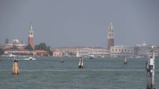 Widok Wyspy Lido Venezia Campanile Prawej Wieża San Giorgio Maggiore — Wideo stockowe