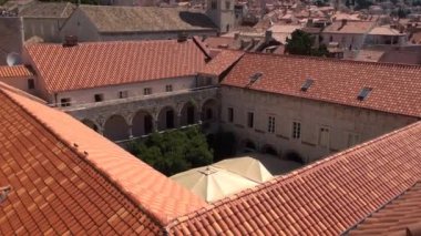 Dubrovnik'in eski şehir çatılarda görüntüleyin. Dubrovnik Adriyatik Denizi üzerinde Hırvat bir şehirdir. Akdeniz'de en önemli turistik yerlerinden biridir