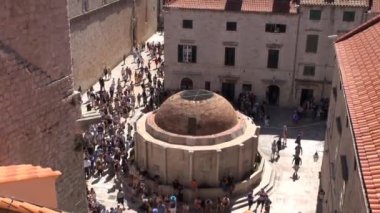 Dubrovnik Hırvatistan: Big Onofrio çeşmesi: Napolili mimar ve mühendis Onofrio della Cava, her ikisi de 1438 yılında inşa edilmiş iki halka açık çeşmeli bir su kemerini tamamladı. 