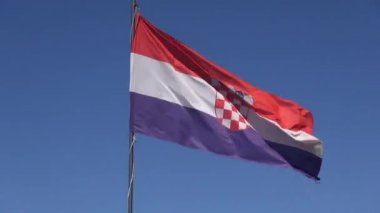 Hırvatistan 'ın ulusal bayrağı mavi gökyüzünün önündeki bayrak direğinde