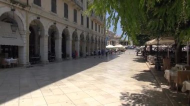 Arcaded teraslar ve şık kafeler, yakındaki Spianada Meydanı, Korfu-City (Yunanistan) ile Korfu Liston)