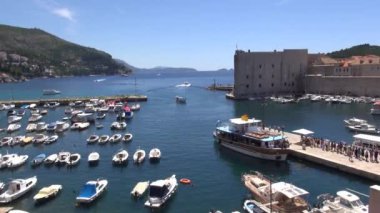 Dubrovnik Limanı, Hırvatistan. Gruz Limanı Dubrovnik, yatlar, feribot ve yolcu gemileri için yoğun bir liman ana deniz girişidir