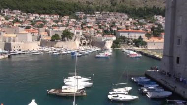 Dubrovnik Limanı, Hırvatistan. Gruz Limanı Dubrovnik, yatlar, feribot ve yolcu gemileri için yoğun bir liman ana deniz girişidir