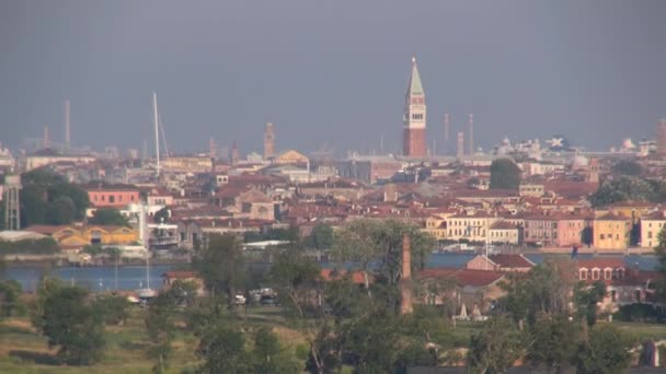 威尼斯 意大利 从进入威尼斯泻湖的邮轮景观 在坎帕尼莱的远处 圣马可大教堂的钟楼 — 图库视频影像