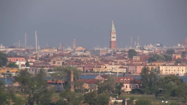 ヴェネツィア イタリア リアルタイム ヴェネツィアのラグーンに入るクルーズライナーからの眺め 遠くにカンパニレ サンマルコ大聖堂の鐘塔 — ストック動画