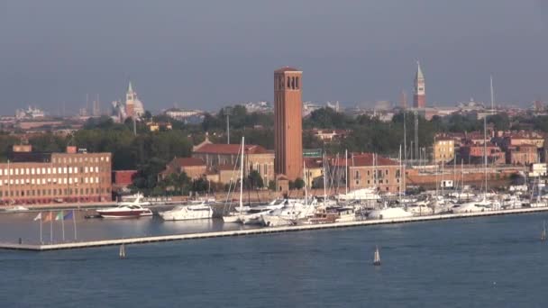 ヴェネツィア イタリア リアルタイム ヴェネツィアのラグーンに入るクルーズライナーからの眺め 遠くにカンパニレ と教会サンジョルジョマッジョーレの塔 — ストック動画