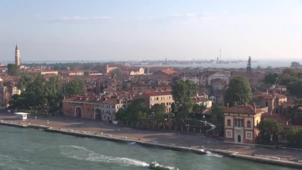 ヴェネツィア イタリア ヴェネツィアのウォーターフロントの航空写真 プロムナード リヴァ セッテ マルティリ イセポ クルーズライナーからの眺め — ストック動画