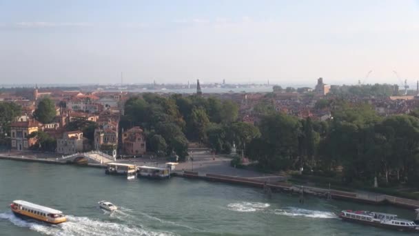 ヴェネツィア イタリア ヴェネツィアのウォーターフロントの航空写真 プロムナード リヴァ セッテ マルティリ イセポと庭園 ジャルディーニ デッラ — ストック動画
