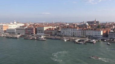 Venedik, İtalya: Campanile, Doges Palace ve Piazza San Marco ile rıhtım Ria degli Schiavoni (bir yolcu gemisi görünümü)