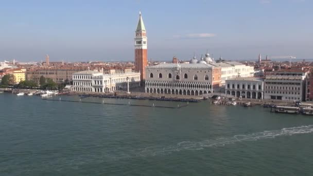 Venedig Italien Waterfront Ria Degli Schiavoni Med Campanile Doges Palace — Stockvideo